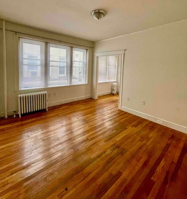 Photo - Amazing Studio for only 2k! Heat and Hot ...