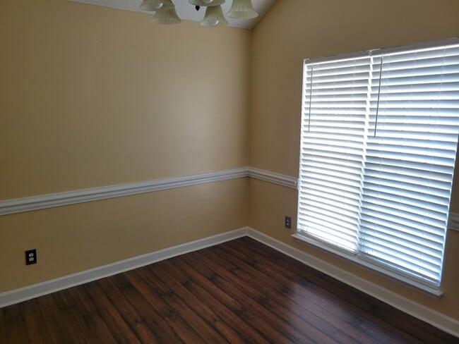 Photo - 3393 Thames Pl