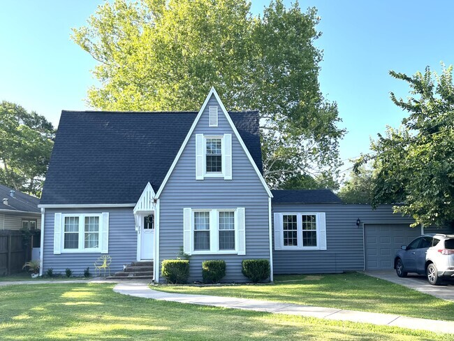 Price included utilities and furnishings - 203 Florence St Rental