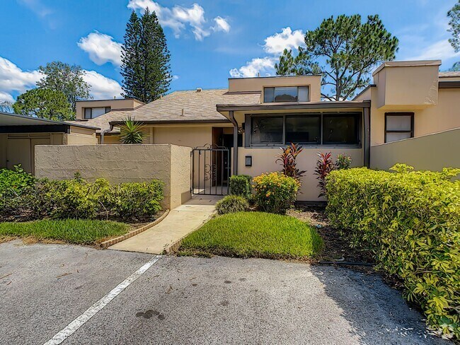 Building Photo - RARE 3 BEDROOM/ 2 BATH IN THE HIGHLY DESIR... Rental