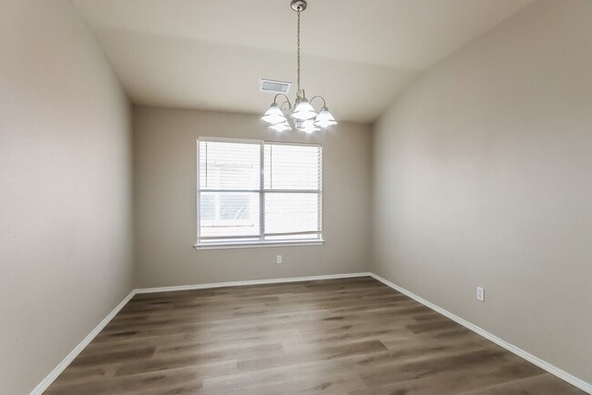 Photo - 214 Kestrel Ln