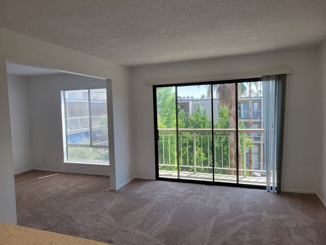 Building Photo - Super Light and Bright Junior 1 Bedroom in The Keys Unit 505