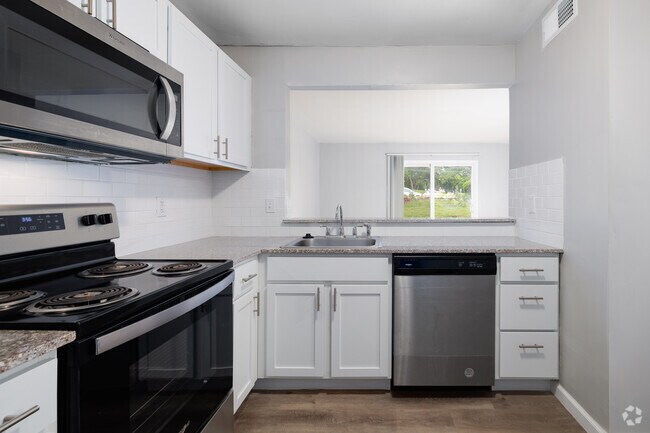 1BR, 1BA - 650SF - Kitchen - Courtland Manor