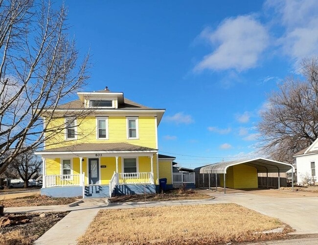 Building Photo - 802 W Oak Ave