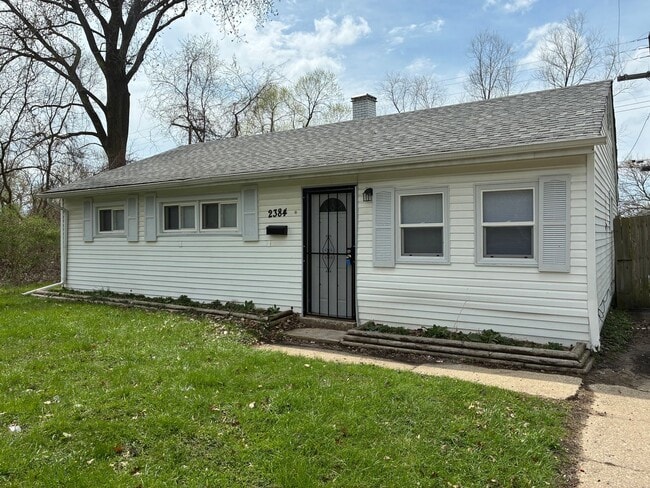 Building Photo - 3 Bedroom Home with Fenced Backyard