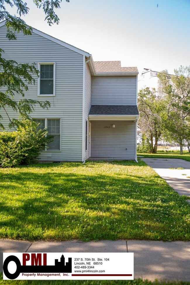Building Photo - 3 Bedroom and 1.5 bathroom Duplex for rent Rental