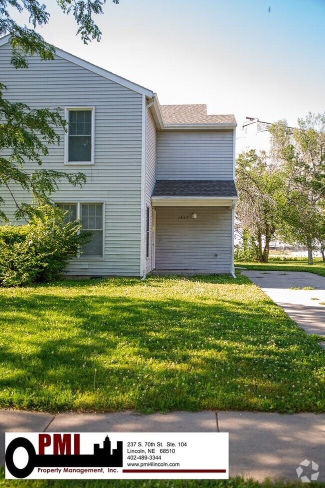 Building Photo - 3 Bedroom and 1.5 bathroom Duplex for rent Rental