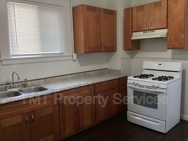 Photo - 202 W Oak St