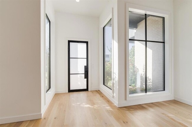 Photo - 827 NW 8th St