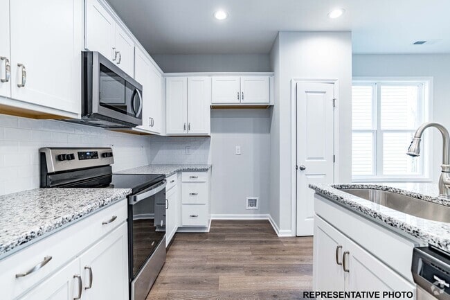 Building Photo - 3 Bedroom Triplex in Smithfield! Rental