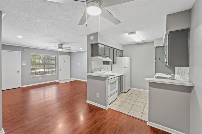 Photo - 2350 Bering Dr Unidad 116 Rental