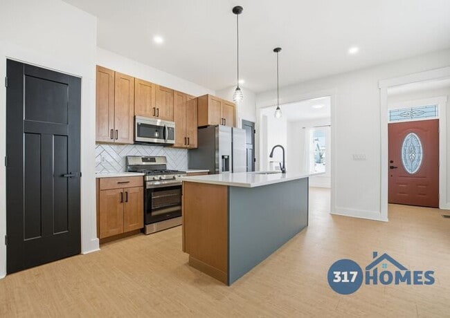 Building Photo - Modern 3 Bedroom Townhome with Skyline Views in Holy Cross