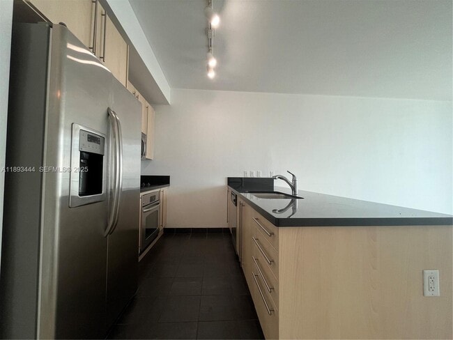 Building Photo - 79 SW 12th St Unit 2808