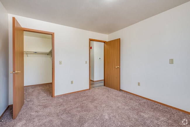 1BR, 1BA - 870SF - Bedroom