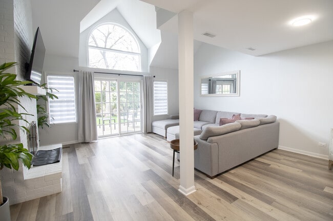 Photo - 1843 W White Oak St