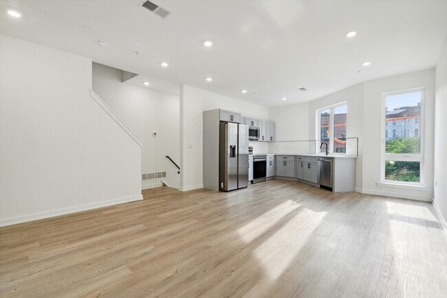 Building Photo - 1533 N Sydenham St Unit B