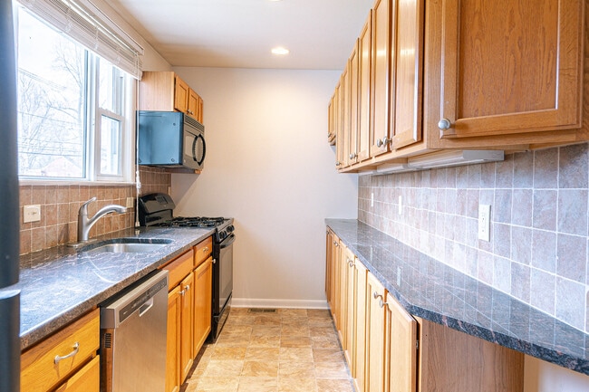 Building Photo - 41 Potter St