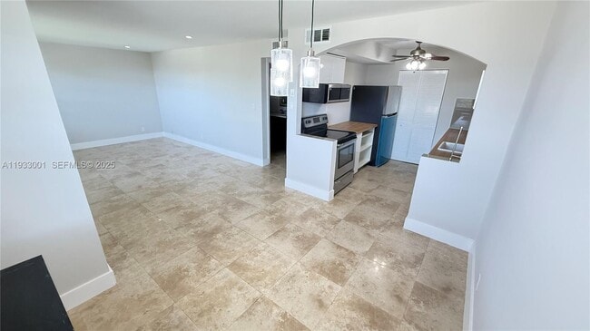 Building Photo - 500 NE 2nd St Unit 405