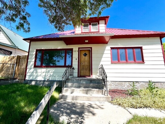 Building Photo - Charming 2 Bed, 1 Bath Home with Modern Co...