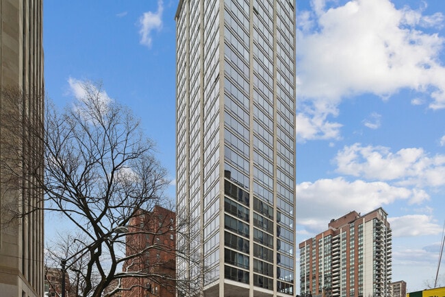 Building Photo - 1300 N Astor St Unit 14C