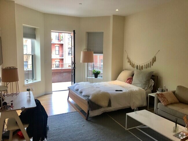 Building Photo - 209 Newbury St Unit 2 Rental