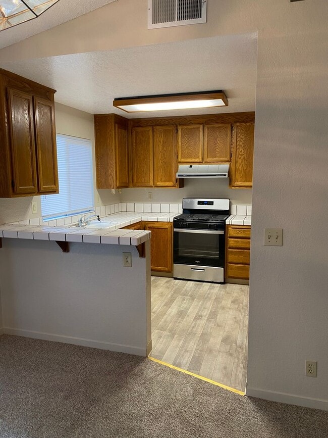 Photo - 369 Limerick Way