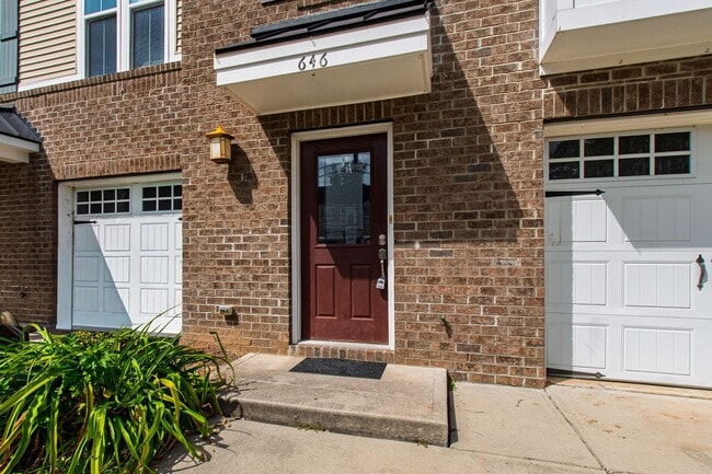 Photo - Beautifully Maintained 4BR/3.5BA End-Unit ...