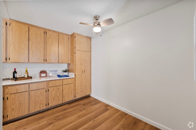 1,BR, 1BA - 550SF