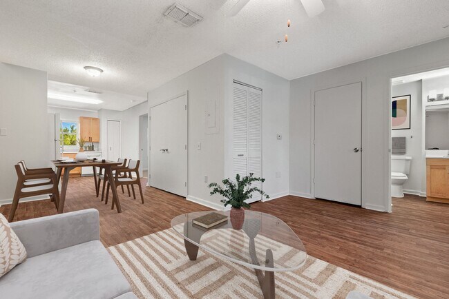 Photo - Regency Palms Apartments