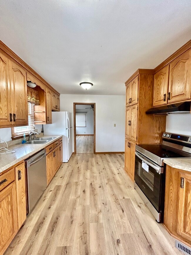 Building Photo - 617 S 6th Ave