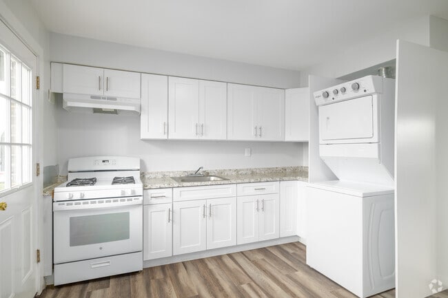 1BR, 1BA - 550SF Renovated - Kitchen - Pinewood Apartments