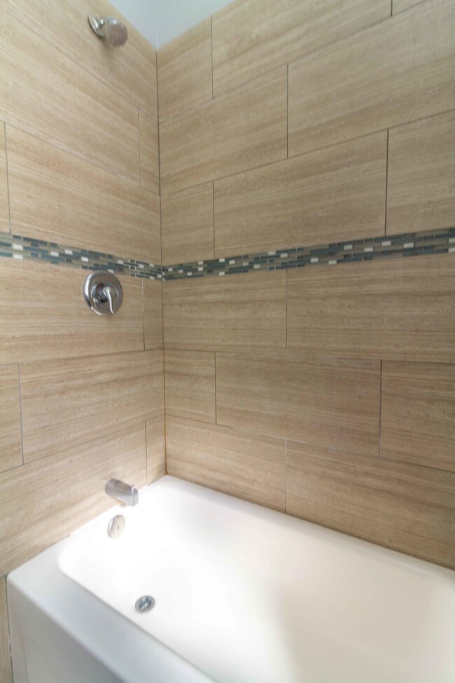 5628-02 Shower - 5628 Jackson St