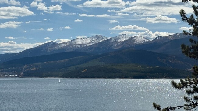 Photo - Lakefront Two Bedroom Two Bath Condo in Di... Unidad 1