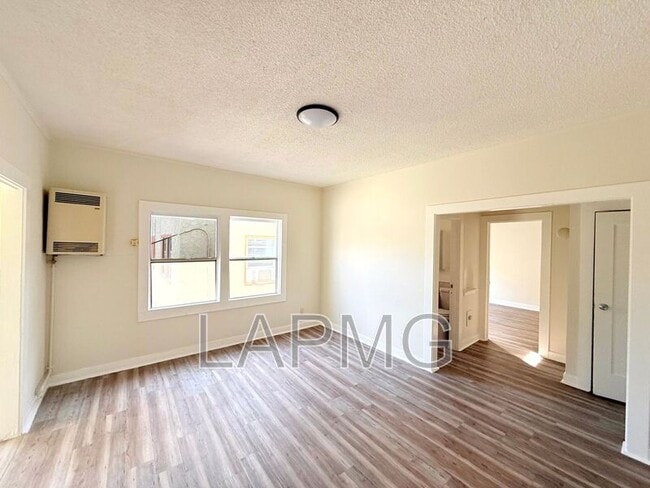 Building Photo - 1614 N Kenmore Ave