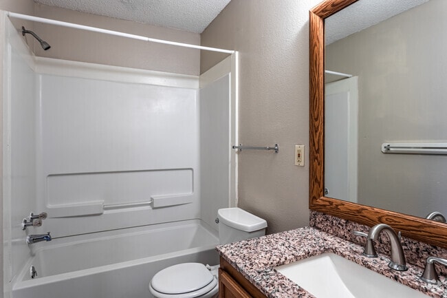 3BR, 2BA - 1085 SF - Willow Run Apartments