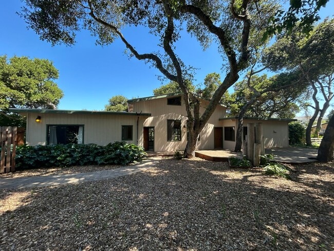 3BR/ 2BA CARMEL VALLEY RETREAT - 3BR/ 2BA CARMEL VALLEY RETREAT House