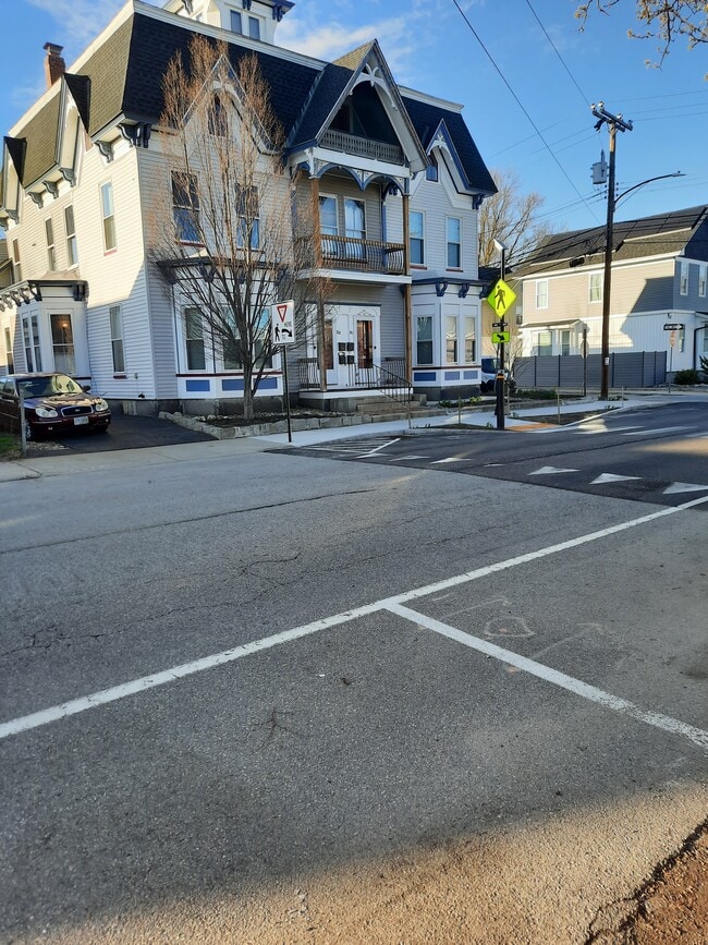 Building Photo - 31B Kinsley St Unit 31B