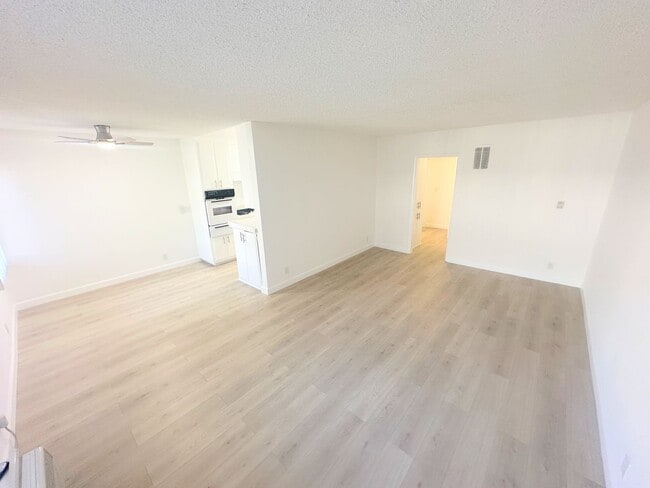 Building Photo - 3 PEAT - Huge, spacious, enormous - 2BD/2BA with parking. Chatsworth Adjacent! Unit #3