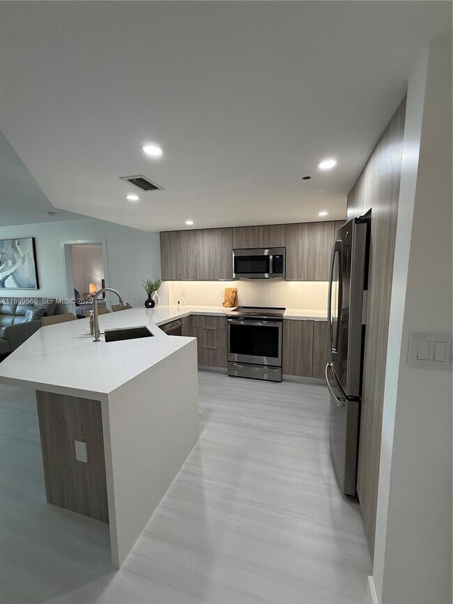 Photo - 201 Golden Isles Dr Unidad 302