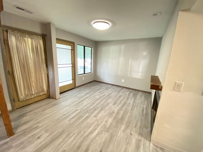 Building Photo - OSU Gateway 3 bedroom 1 1/2 bath 3 level t...