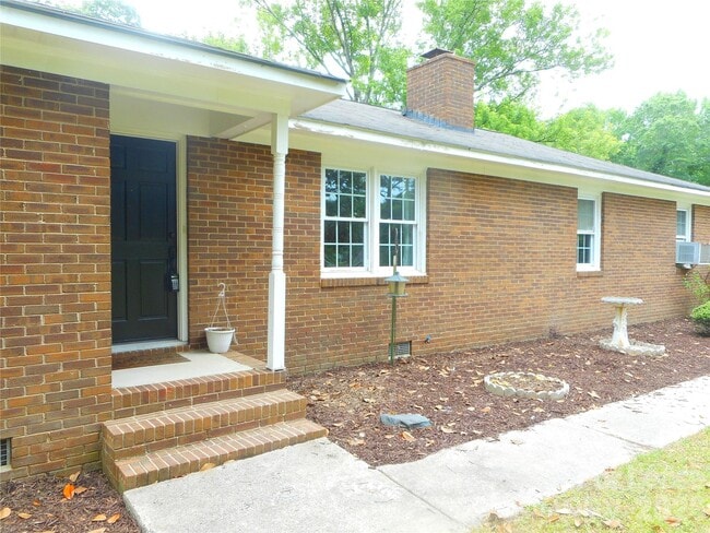 Photo - 733 Catawba Cir N