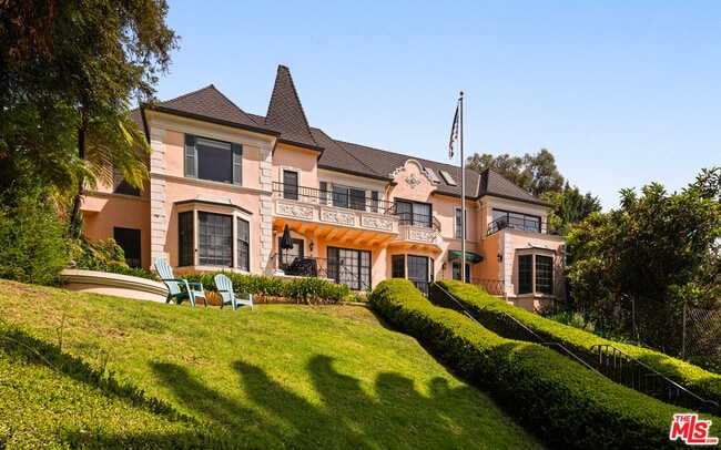 Building Photo - 1954 Hillcrest Rd Unit 8