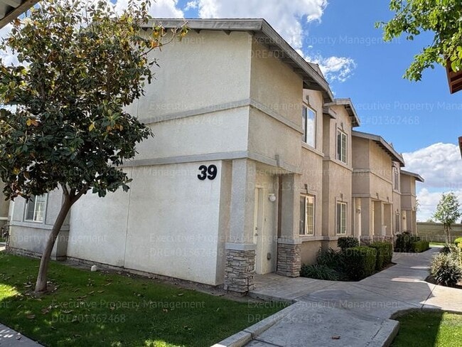 Photo - 2 bedroom 1.5 bathroom townhome located in a gated community near Hosking Ave/ S. Union Ave