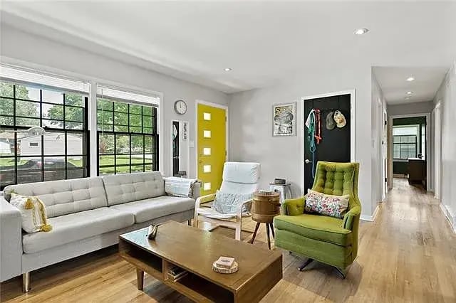 Photo - 319 E 100th Ter