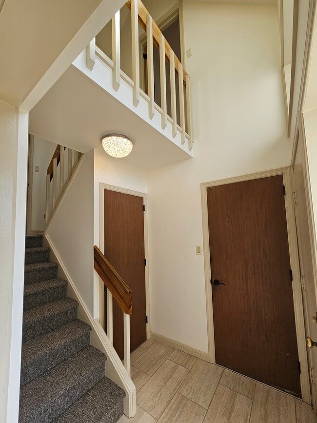 Foyer/Stairwell - 3491 Horizon Dr
