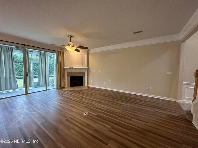 Photo - 11197 Castlemain Cir W