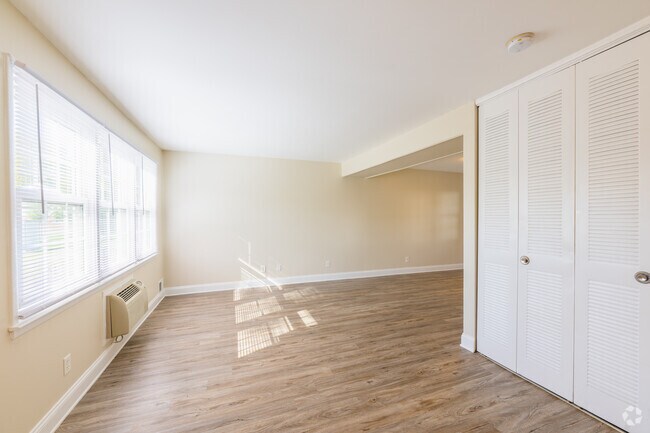2BR, 1BA - 900SF