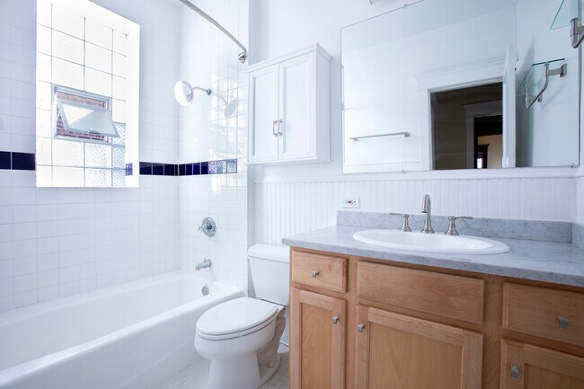 Baño - 1409 W Belle Plaine Ave Unidad 1W