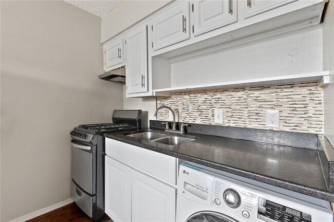 Photo - 2401 Manor Rd Unit 216