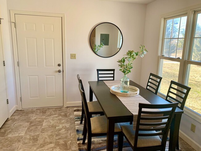 Building Photo - 3 Bed / 2 Bath Townhome -  Welcome Home to Space & Simplicity!